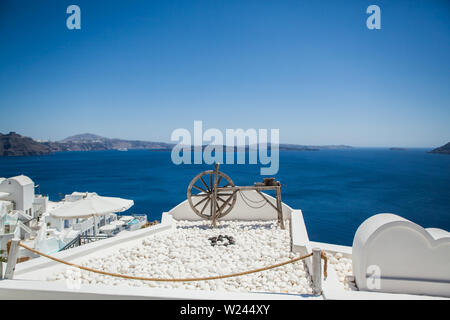 Vieille tour en bois au-dessus de l'océan bleu de filature à Santorin Banque D'Images