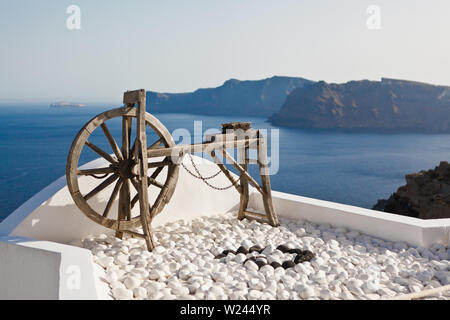 Vieille tour en bois au-dessus de l'océan bleu de filature à Santorin Banque D'Images