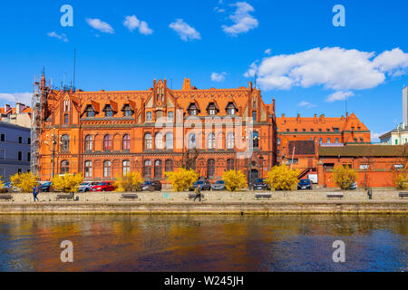 Bydgoszcz, Pologne / Kujavian-Pomeranian - 2019/04/01 : Vue panoramique sur le centre-ville historique avec la vieille ville de cour le long de la rivière Brda Banque D'Images