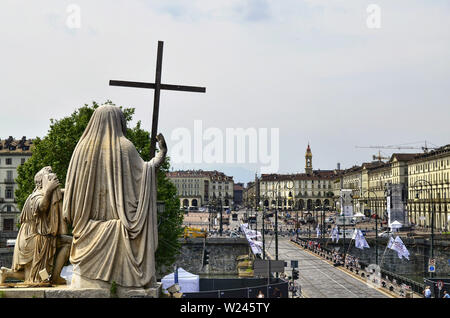 Turin, Piémont, Italie. Juin 2019. Tourné vers la Piazza Vittorio de la Gran Madre. Remarque les statues faisant face à la place, le flux du trafic Banque D'Images