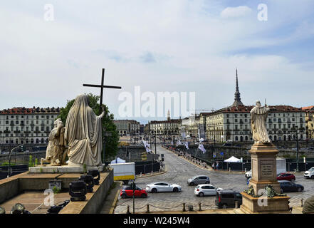 Turin, Piémont, Italie. Juin 2019. Tourné vers la Piazza Vittorio de la Gran Madre. Remarque les statues faisant face à la place, le flux du trafic Banque D'Images