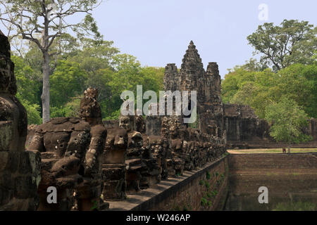 Statue sculptée en pierre des dévas sur South Gate Bridge à Angkor Thom Angkor en complexe, Siem Reap, Cambodge Banque D'Images