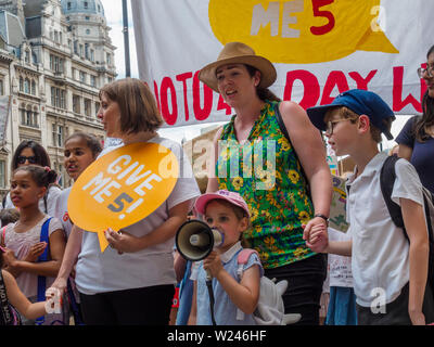 Londres, Royaume-Uni. 5 juillet 2019. Les enfants, les enseignants et les parents de partout au pays de la place du Parlement Mars à Downing Street pour exiger qu'ils obtiennent suffisamment d'argent pour garder ouvert cinq jours par semaine. Les réductions budgétaires vouloir dire beaucoup sont maintenant obligés de fermer à l'heure du déjeuner le vendredi afin de ne pas dépasser leur budget. Crédit : Peter Marshall/Alamy Live News Banque D'Images
