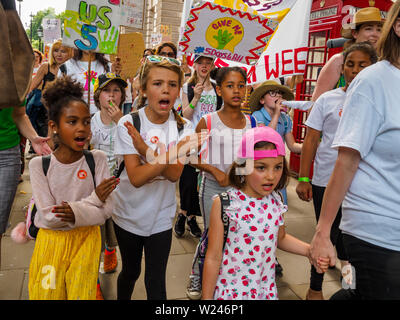 Londres, Royaume-Uni. 5 juillet 2019. Les enfants, les enseignants et les parents de partout au pays de la place du Parlement Mars à Downing Street pour exiger qu'ils obtiennent suffisamment d'argent pour garder ouvert cinq jours par semaine. Les réductions budgétaires vouloir dire beaucoup sont maintenant obligés de fermer à l'heure du déjeuner le vendredi afin de ne pas dépasser leur budget. Crédit : Peter Marshall/Alamy Live News Banque D'Images