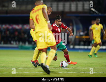 En France, le 5 juillet 2019 : Sofiane Boufal du Maroc souillée par la Jordanie Souleymane Adeoti du Bénin au cours de la coupe d'Afrique des Nations 2019 match entre le Maroc et le Bénin au stade Al Salam du Caire, Égypte. Ulrik Pedersen/CSM. Banque D'Images