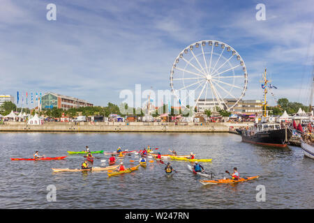 Les canots et la grande roue à la Kieler Woche Festival à Kiel, Allemagne Banque D'Images