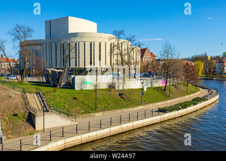 Bydgoszcz, Pologne / Kujavian-Pomeranian - 2019/04/01 : Opera Nova - Théâtre musical moderniste Philharmonique de Poméranie sur la rivière Brda Banque D'Images