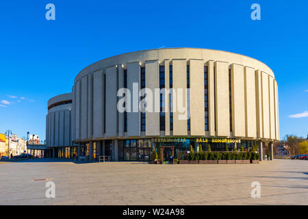 Bydgoszcz, Pologne / Kujavian-Pomeranian - 2019/04/01 : Opera Nova - Théâtre musical moderniste Philharmonique de Poméranie sur la rivière Brda Banque D'Images