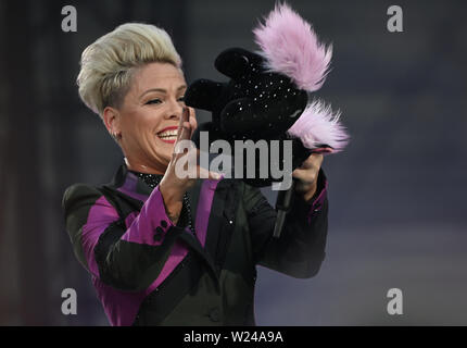 Cologne, Allemagne. 05 juillet, 2019. L'US-American pop rock singer Rose est sur scène à un concert dans le stade RheinEnergieStadion. Pink sera vu à six autres concerts en Allemagne. Credit : Henning Kaiser/DPA - ATTENTION : Seulement pour un usage éditorial en relation avec les rapports actuels et qu'avec mention de la complète de crédit ci-dessus/dpa/Alamy Live News Banque D'Images