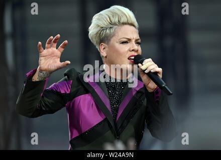 Cologne, Allemagne. 05 juillet, 2019. L'US-American pop rock singer Rose est sur scène à un concert dans le stade RheinEnergieStadion. Pink sera vu à six autres concerts en Allemagne. Credit : Henning Kaiser/DPA - ATTENTION : Seulement pour un usage éditorial en relation avec les rapports actuels et qu'avec mention de la complète de crédit ci-dessus/dpa/Alamy Live News Banque D'Images