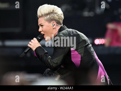 Cologne, Allemagne. 05 juillet, 2019. L'US-American pop rock singer Rose est sur scène à un concert dans le stade RheinEnergieStadion. Pink sera vu à six autres concerts en Allemagne. Credit : Henning Kaiser/DPA - ATTENTION : Seulement pour un usage éditorial en relation avec les rapports actuels et qu'avec mention de la complète de crédit ci-dessus/dpa/Alamy Live News Banque D'Images