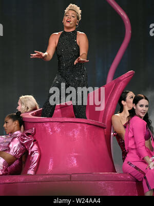 Cologne, Allemagne. 05 juillet, 2019. L'US-American pop rock singer Rose est sur scène à un concert dans le stade RheinEnergieStadion. Pink sera vu à six autres concerts en Allemagne. Credit : Henning Kaiser/DPA - ATTENTION : Seulement pour un usage éditorial en relation avec les rapports actuels et qu'avec mention de la complète de crédit ci-dessus/dpa/Alamy Live News Banque D'Images