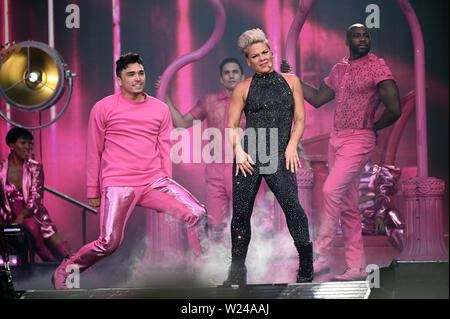 Cologne, Allemagne. 05 juillet, 2019. L'US-American pop rock singer Rose est sur scène à un concert dans le stade RheinEnergieStadion. Pink sera vu à six autres concerts en Allemagne. Credit : Henning Kaiser/DPA - ATTENTION : Seulement pour un usage éditorial en relation avec les rapports actuels et qu'avec mention de la complète de crédit ci-dessus/dpa/Alamy Live News Banque D'Images