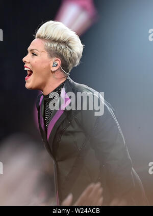 Cologne, Allemagne. 05 juillet, 2019. L'US-American pop rock singer Rose est sur scène à un concert dans le stade RheinEnergieStadion. Pink sera vu à six autres concerts en Allemagne. Credit : Henning Kaiser/DPA - ATTENTION : Seulement pour un usage éditorial en relation avec les rapports actuels et qu'avec mention de la complète de crédit ci-dessus/dpa/Alamy Live News Banque D'Images