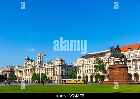 Budapest, Hongrie - 5 mai 2018 : Place Kossuth Lajos Kossuth (ter) dans le centre de la ville de Budapest. Statue équestre de Ferenc II Rakoczi sur t Banque D'Images