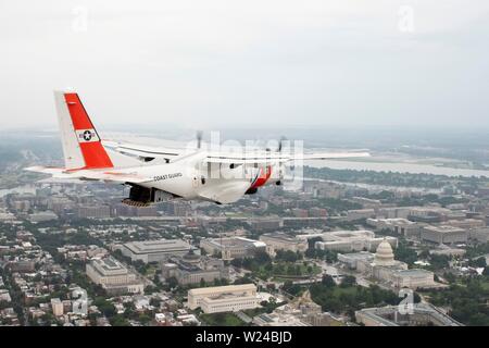 Washington DC, USA. Le 04 juillet, 2019. Vue aérienne d'une garde côtière des États-Unis HC-144 Ocean Sentry fas avions il vole en formation au-dessus du National Mall au cours de l'Hommage à l'America au Lincoln Memorial Le 4 juillet 2019 à Washington, D.C. Crédit : Planetpix/Alamy Live News Banque D'Images