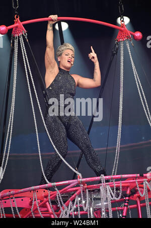 Cologne, Allemagne. 05 juillet, 2019. L'US-American pop rock singer Pink est suspendu au-dessus l'étape à un concert dans le stade RheinEnergieStadion. Pink sera vu à six autres concerts en Allemagne. Credit : Henning Kaiser/DPA - ATTENTION : Seulement pour un usage éditorial en relation avec les rapports actuels et qu'avec mention de la complète de crédit ci-dessus/dpa/Alamy Live News Banque D'Images