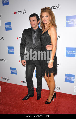 LOS ANGELES, CA. 25 septembre 2009 : Kathy Ireland & Tony Dovolani au Macy's Passport 2009 Fashion Show à Barker Hanger, Santa Monica Airport. © 2009 Paul Smith / Featureflash Banque D'Images