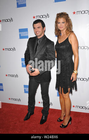 LOS ANGELES, CA. 25 septembre 2009 : Kathy Ireland & Tony Dovolani au Macy's Passport 2009 Fashion Show à Barker Hanger, Santa Monica Airport. © 2009 Paul Smith / Featureflash Banque D'Images