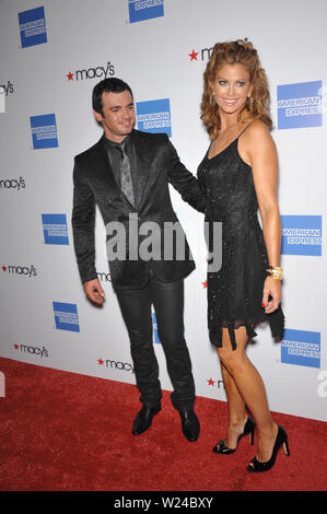 LOS ANGELES, CA. 25 septembre 2009 : Kathy Ireland & Tony Dovolani au Macy's Passport 2009 Fashion Show à Barker Hanger, Santa Monica Airport. © 2009 Paul Smith / Featureflash Banque D'Images