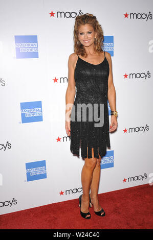 LOS ANGELES, CA. 25 septembre 2009 : Kathy Ireland au Macy's Passport 2009 Fashion Show à Barker Hanger, Santa Monica Airport. © 2009 Paul Smith / Featureflash Banque D'Images