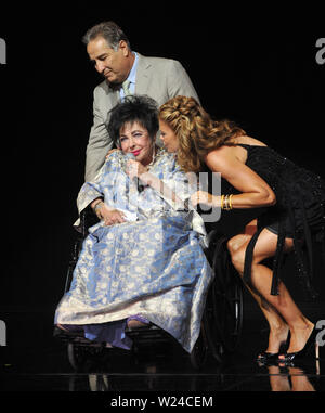 LOS ANGELES, CA. 24 septembre 2009 : Dame Elizabeth Taylor & Kathy Ireland au Macy's Passport 2009 Fashion Show à Barker Hanger, Santa Monica Airport. © 2009 Paul Smith / Featureflash Banque D'Images