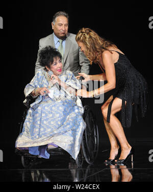 LOS ANGELES, CA. 24 septembre 2009 : Dame Elizabeth Taylor & Kathy Ireland au Macy's Passport 2009 Fashion Show à Barker Hanger, Santa Monica Airport. © 2009 Paul Smith / Featureflash Banque D'Images