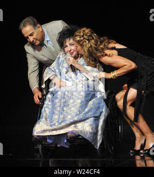 LOS ANGELES, CA. 24 septembre 2009 : Dame Elizabeth Taylor & Kathy Ireland au Macy's Passport 2009 Fashion Show à Barker Hanger, Santa Monica Airport. © 2009 Paul Smith / Featureflash Banque D'Images