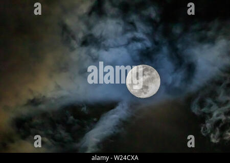 Pleine lune et nuages Banque D'Images