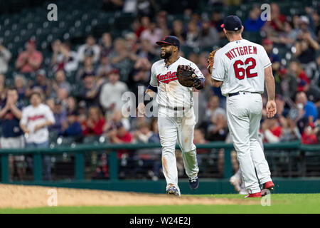 Cleveland, Ohio, USA. 16 mai, 2019. Le joueur de premier but des Indians de Cleveland Carlos Santana (41) réagit au cours d'un match entre les Orioles de Baltimore et les Indians de Cleveland le 16 mai 2019 au Progressive Field de Cleveland, OH. Adam Lacy/CSM/Alamy Live News Banque D'Images