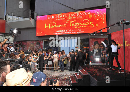 LOS ANGELES, CA. 27 août 2009 : Michael Jackson's new $300 000 cire figure a été inauguré aujourd'hui à Madame Tussauds Hollywood. Le dévoilement public survenue deux jours avant ce qui aurait été 51e anniversaire de Jackson. © 2009 Paul Smith / Featureflash Banque D'Images