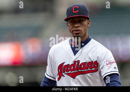 16 mai 2019 : Cleveland Indians shortstop Francisco Lindor (12) observe au cours d'un match entre les Orioles de Baltimore et les Indians de Cleveland le 16 mai 2019 au Progressive Field de Cleveland, OH. Adam Lacy/CSM. Banque D'Images