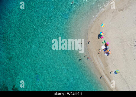 Vue aérienne de drone iconique petite île inhabitée de Marathonisi avec l'eau claire, de sable et de l'écloserie naturelle mer Caretta-Caretta tur Banque D'Images