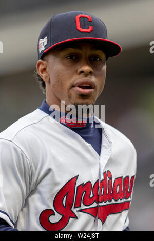 Cleveland, Ohio, USA. 16 mai, 2019. Les Indians de Cleveland shortstop Francisco Lindor (12) observe au cours d'un match entre les Orioles de Baltimore et les Indians de Cleveland le 16 mai 2019 au Progressive Field de Cleveland, OH. Adam Lacy/CSM/Alamy Live News Banque D'Images