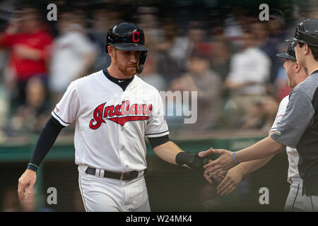 Cleveland, Ohio, USA. 16 mai, 2019. Les Indians de Cleveland droit fielder Jordanie Luplow (8) célèbre pendant un match entre les Orioles de Baltimore et les Indians de Cleveland le 16 mai 2019 au Progressive Field de Cleveland, OH. Adam Lacy/CSM/Alamy Live News Banque D'Images