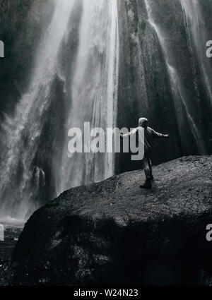 Une personne admirnig la beauté de cascade Skogafoss situé en Islande ) Banque D'Images