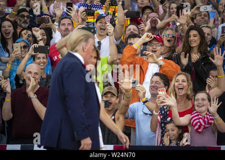 4 juillet 2019, Washington, District of Columbia, États-Unis : le président américain Donald Trump et la Première Dame MELANIA TRUMP arrivent durant la quatrième de juillet, Fête 'Salute' event à l'Amérique9. La Maison Blanche a déclaré que le message de l'atout n'est pas politique -- Trump appelle le discours d'un ''Salute'' à l'Amérique -- mais c'est comme la campagne 2020 est en train de chauffer. Crédit : Al Drago/Piscine/CNP/ZUMA/Alamy Fil Live News Banque D'Images