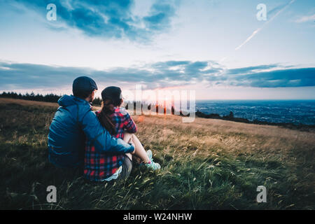 Couple in love regardant le coucher du soleil dans les montagnes de Dublin, Irlande Banque D'Images