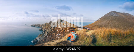 Girl bénéficie d vue du haut de la montagne la plus Croaghun - falaise en Irlande situé dans le comté de Mayo sur l'île d'Achill Banque D'Images