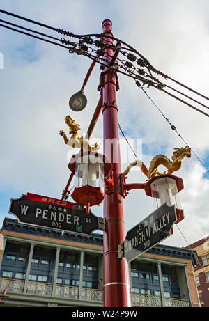 Canada, Colombie-Britannique, Vancouver, Chinatown, dragon lampadaire à West Pender Street et Shanghai Alley Banque D'Images