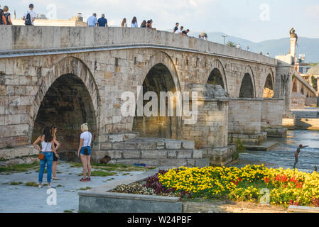 SKOPJE, Macédoine DU NORD/Août 22 2018 : Pont de pierre les plus populaires de Skopje,vue,traverse la rivière Vardar vers vieux bazar. Banque D'Images