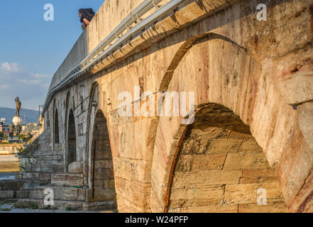 SKOPJE, Macédoine DU NORD/Août 22 2018 : Pont de pierre les plus populaires de Skopje,vue,traverse la rivière Vardar vers vieux bazar. Banque D'Images