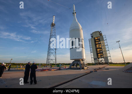 Le lancement du système d'abandon de la NASA Orion au sommet d'un Northrop Grumman booster est fixé au complexe de lancement 46 de la base aérienne de Cap Canaveral en préparation pour le décollage le 1 juillet 2019 à Cape Canaveral, en Floride. Le test en vol est prévu pour un lancement le 2 juillet marquant une étape importante dans le développement de la future génération de systèmes de lancement. Banque D'Images