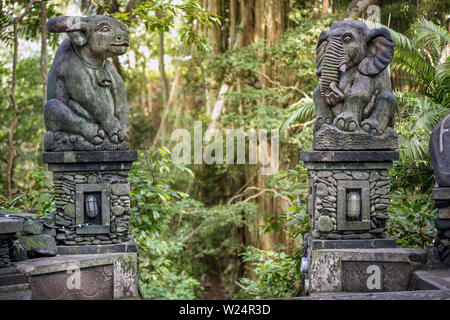 Statue à l'entrée de la forêt sacrée des singes d'Ubud, Bali, Indonésie Banque D'Images