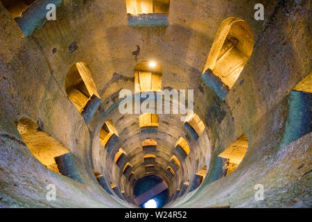 Le Pozzo di San Patrizio (Anglais : Saint Patrick's Well) est un bien historique (16ème siècle) à Orvieto, Ombrie, Italie centrale. Banque D'Images