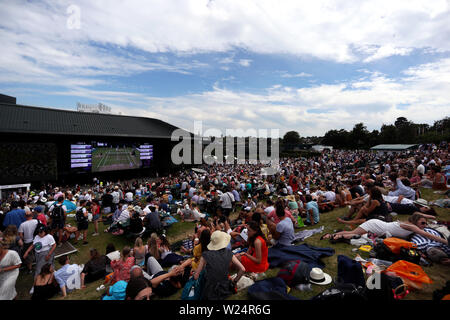 Londres, Royaume-Uni. 05 juillet, 2019. Wimbledon, 5 juillet 2019 - Les spectateurs profitant de la vista de Heneman Hill sur le terrain de Wimbledon aujourd'hui. Crédit : Adam Stoltman/Alamy Live News Banque D'Images