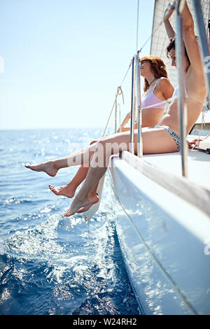 Vacances de croisière. Jeune femme bénéficiant d'une journée d'été sur un bateau Banque D'Images