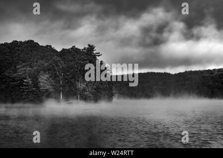 Brume matinale sur le lac de montagne Banque D'Images