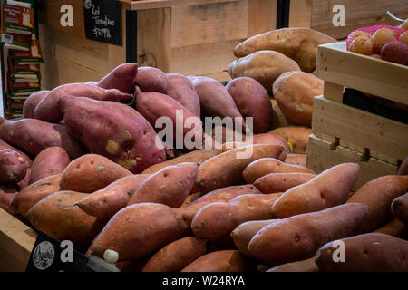 Les patates douces et les ignames à vendre à produire allée dans l'épicerie, USA Banque D'Images