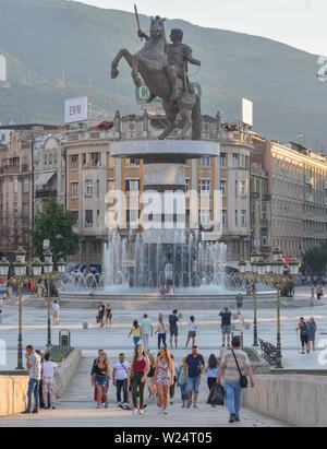 SKOPJE, Macédoine DU NORD/Août 22 2018:la fontaine et la statue d'Alexandre le Grand en place de Macédoine,vue depuis le pont de pierre. Banque D'Images